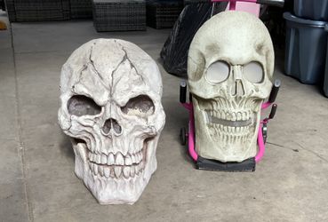 GIGANTIC RESIN AND PLÁTIC SKULL