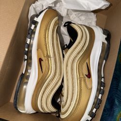 women nikes size 6 & 8