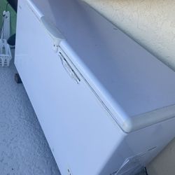 Hotpoint 17.9-cu ft Chest Freezer