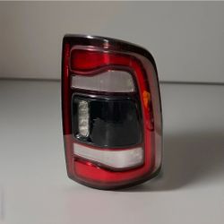 2020-2024 DODGE RAM 2500 BLIND SPOT RIGHT TAIL LIGHT USED OEM (contact info removed)0AB BLACK