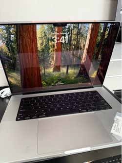 Apple 🍎 MacBook Pro M3 Chip 2023 with 18GB Ram, 512GB SSD and Power Cord