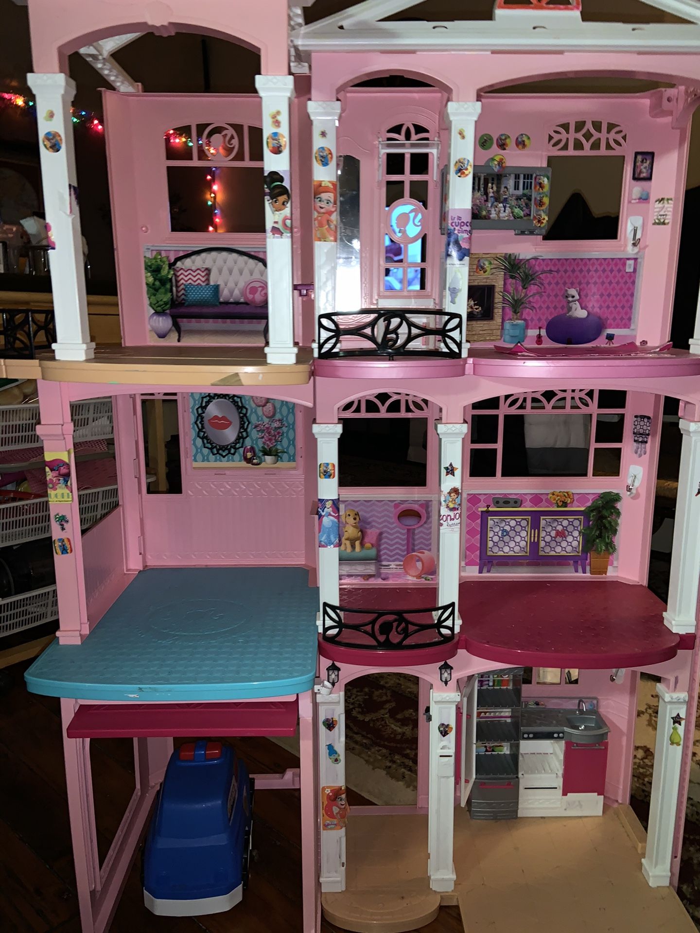 Barbie dream house height 4 feet and 3 feet wide only the house.