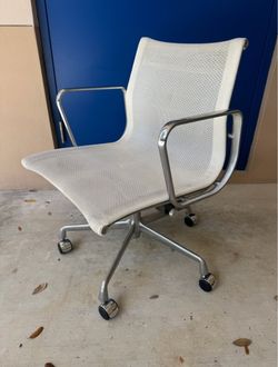 Eames Herman Miller Office Chair - CLASSIC ORIGINAL 750$ OBO