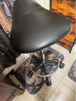 Saddle stool