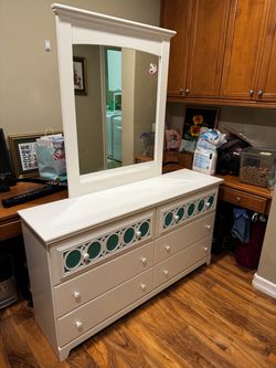 Kid’s dresser with mirror