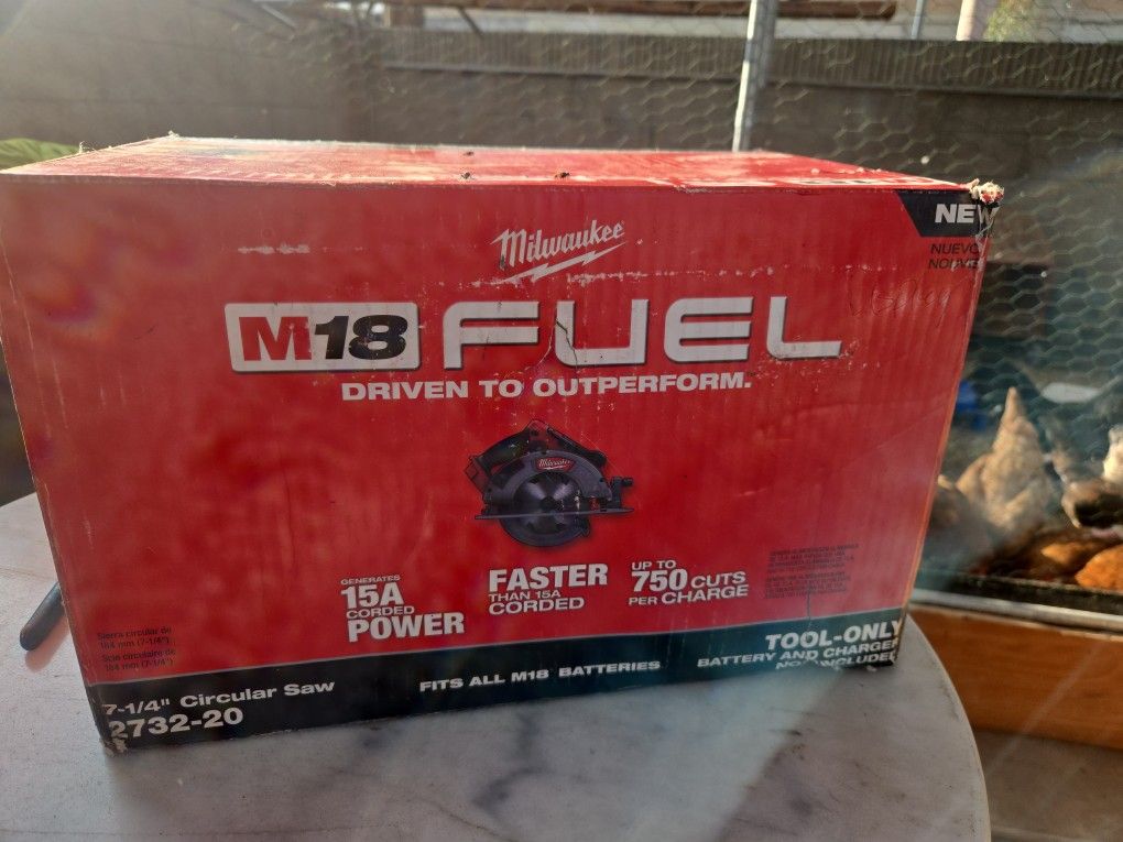 Milwaukee M18 FUEL Circular Saw