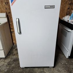 UPRIGHT FREEZER