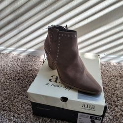 Women Boots Size 11