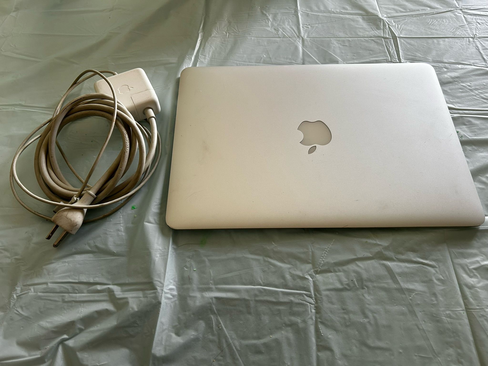 Early 2015 Apple MacBook Air with 1.6GHz Core i5 (13 Inch, 8GB RAM )