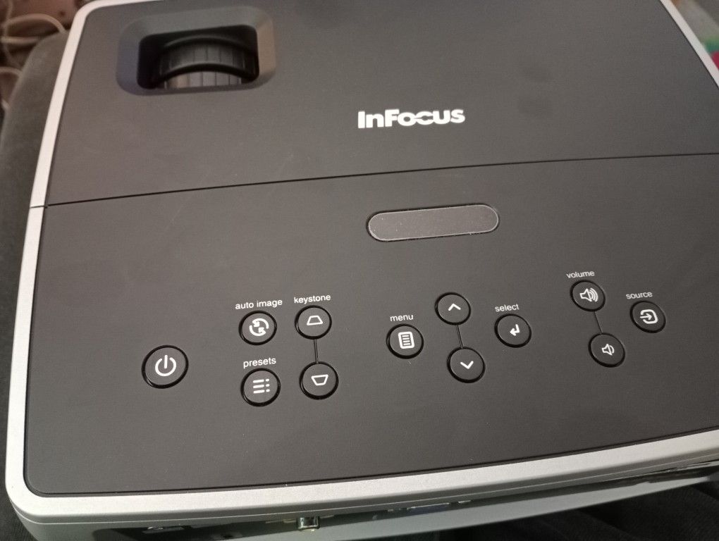 InFocus IN2102 Projector
