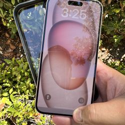 IPhone 15 PLUS 256 GB, PRISTINE! UNLOCKED.  .  Hablo Espanol.