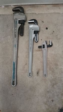 Pipe wrenches