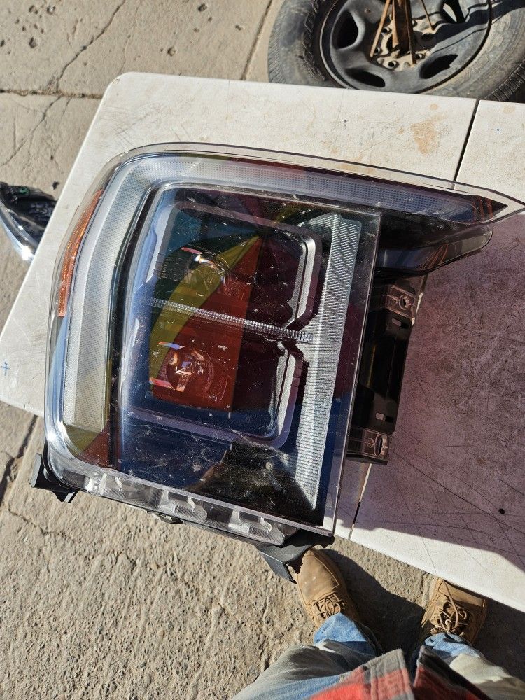 Ford F150 Raptor Right Headlight Damaged 21 To 23