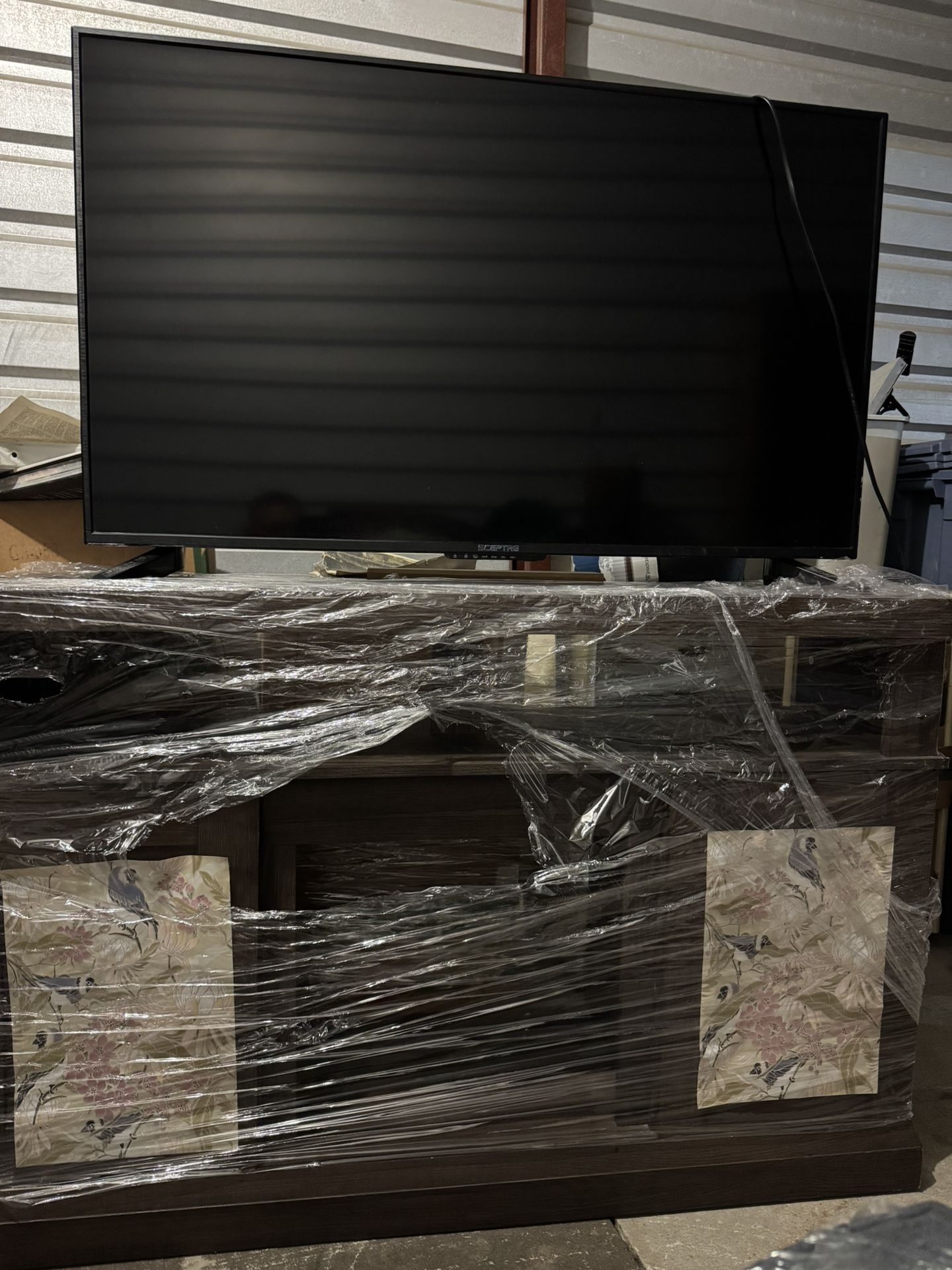 🖥️ Flat Screen TV + Modern TV Stand – Like New! – $300 for Both