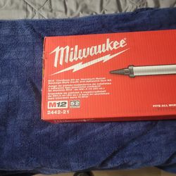 $170 OBO. M12 Milwaukee Caulk Gun Kit. Cordless 20oz Barrel Sausage Style