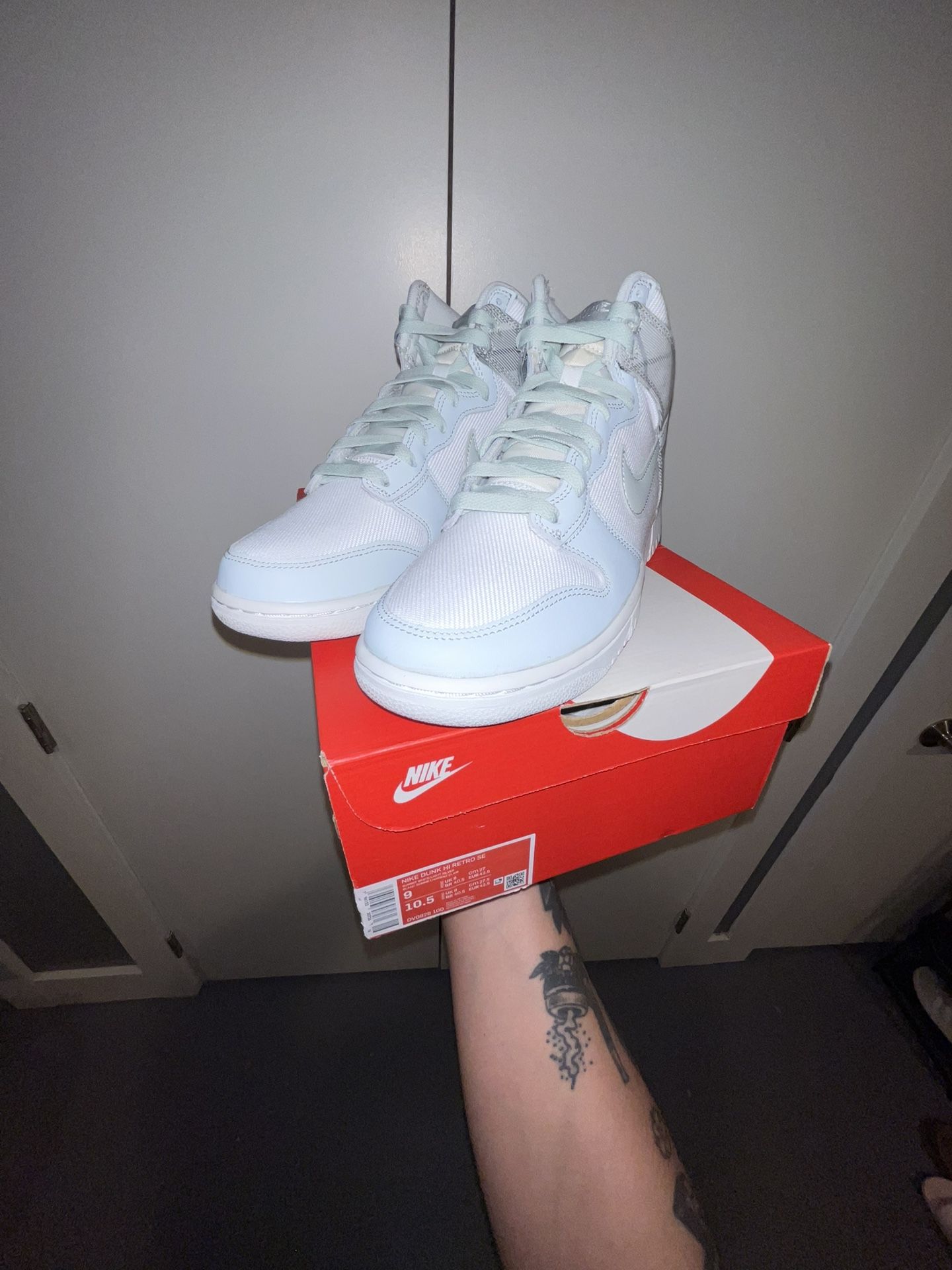 Nike Dunk Mid / High Top (Size 9)