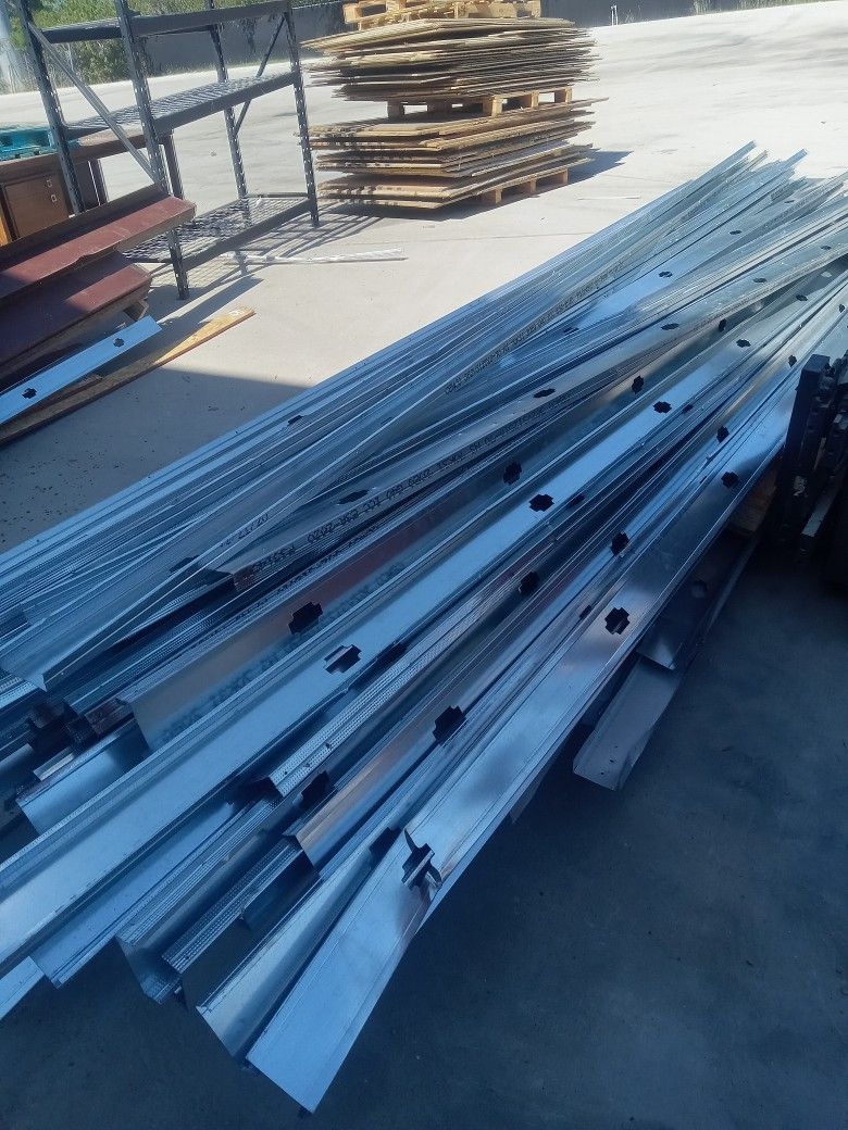 Metal Stud And Metal Beans Plywood Para Bodega