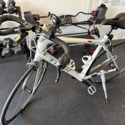 Trek Madone 4 Series – Ultegra + Garmin Radar Lights