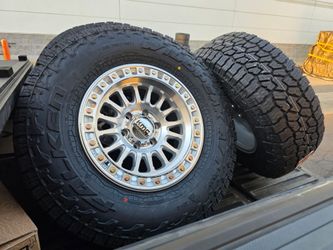 17" KMC w/ 33" Falken Wildpeak AT4 tires