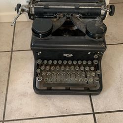 Royal Typewriter 