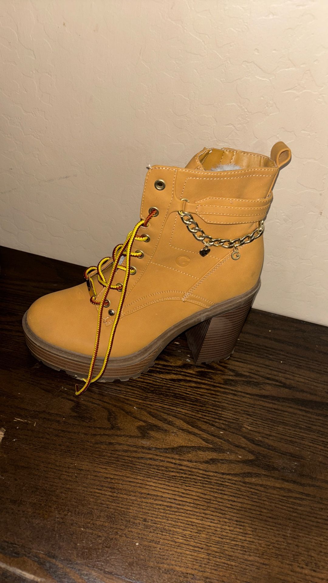 Guess boot heels size 8 1/2 they’re just dirty on the fur part as shown on the photo