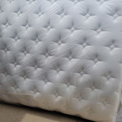 UP FOR SALE IS A BEAUTIFUL QUEEN SUMMIT PILLOWTOP MATTRESS