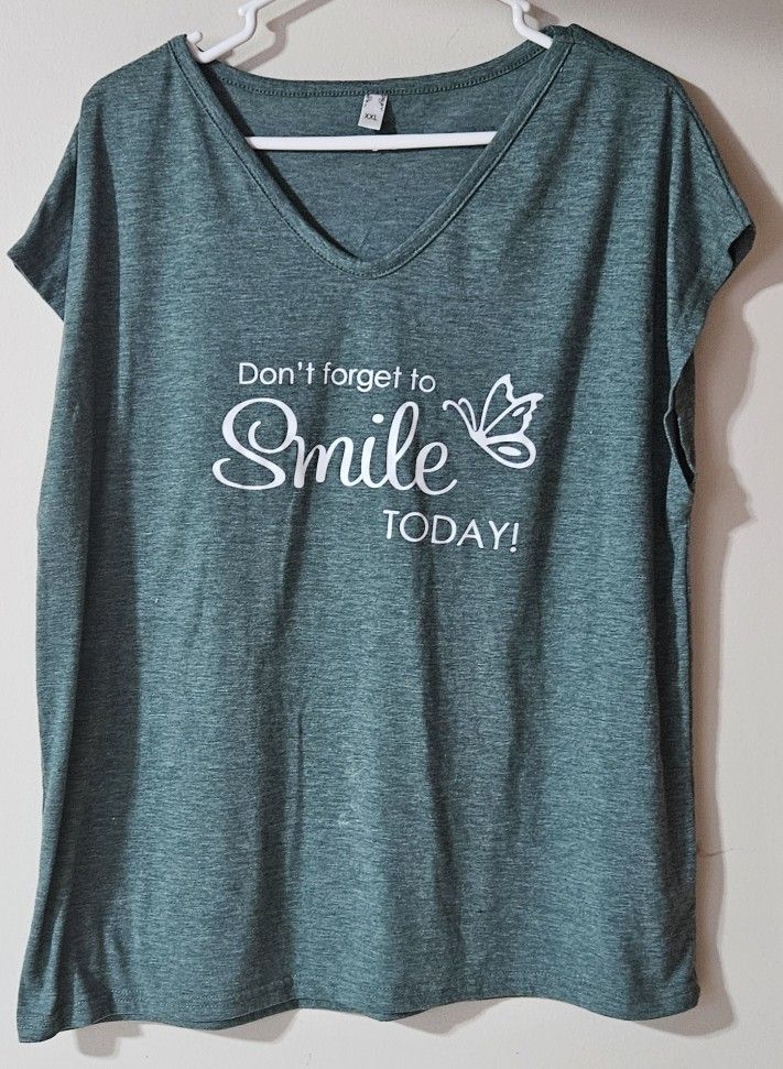 XXL Women's " Don't Forget To Smile Today " Graphic Tee