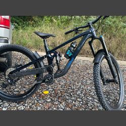 Trek Slash 8 Gen 6 (2024) Enduro Mountain Bike