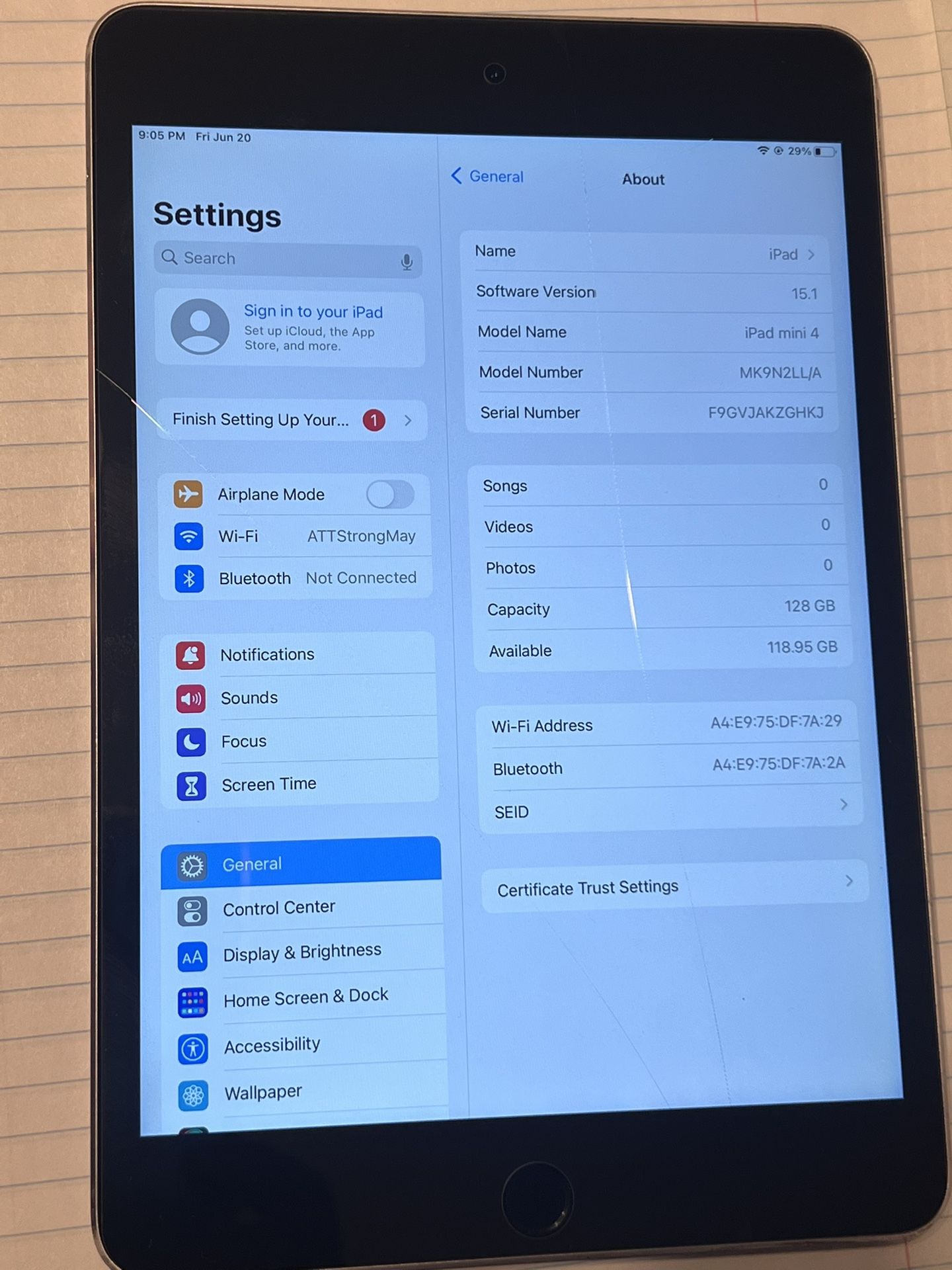 Apple iPad mini 4,128GB, Wi-Fi, 7.9” black cracked screen