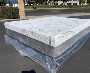 Queen Organic Hybrid Cool Gel Memory Foam Mattress!!