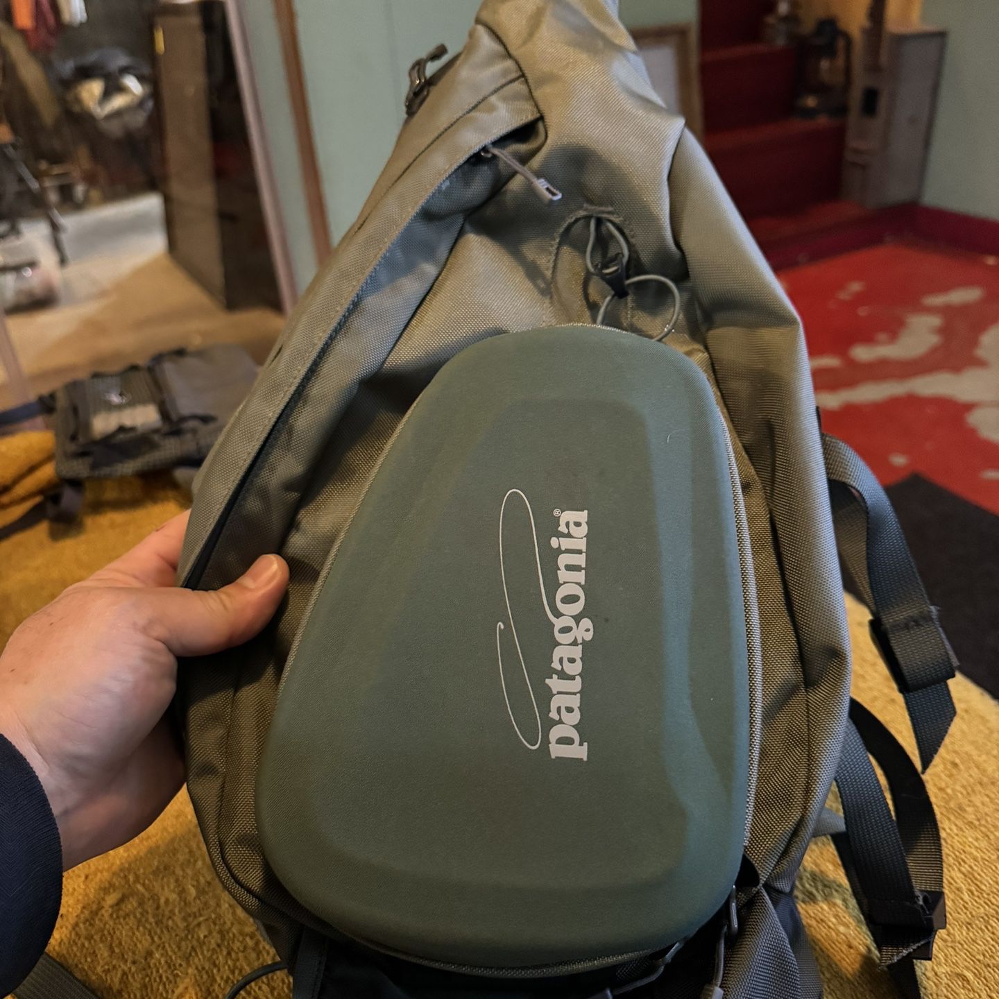 Patagonia Fly Fishing Stealth Atom Sling Pack 8L Green for Sale in Lacey,  WA - OfferUp