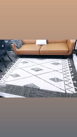 4X9 rug almost Brand new! Price is non negotiable!