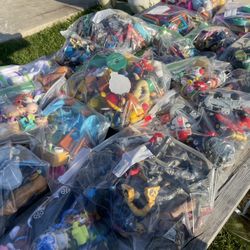 Toys/ Dolls / Action Figures / Plushies 