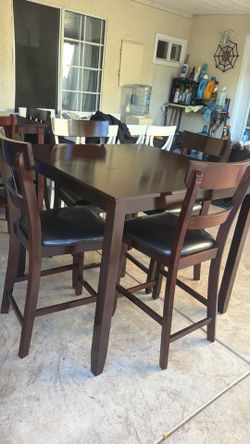 Dining table and 4 Chairs