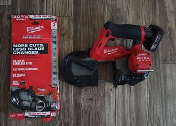 Milwaukee Band-Saw M12 
Bateria M12 3.0
.