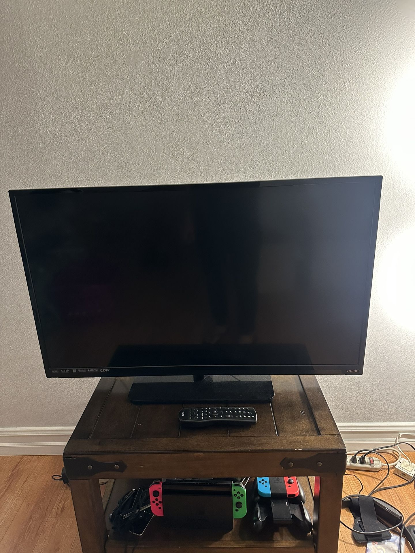 37” Sony Vizio TV Like New With Box for Sale in Burbank, CA OfferUp