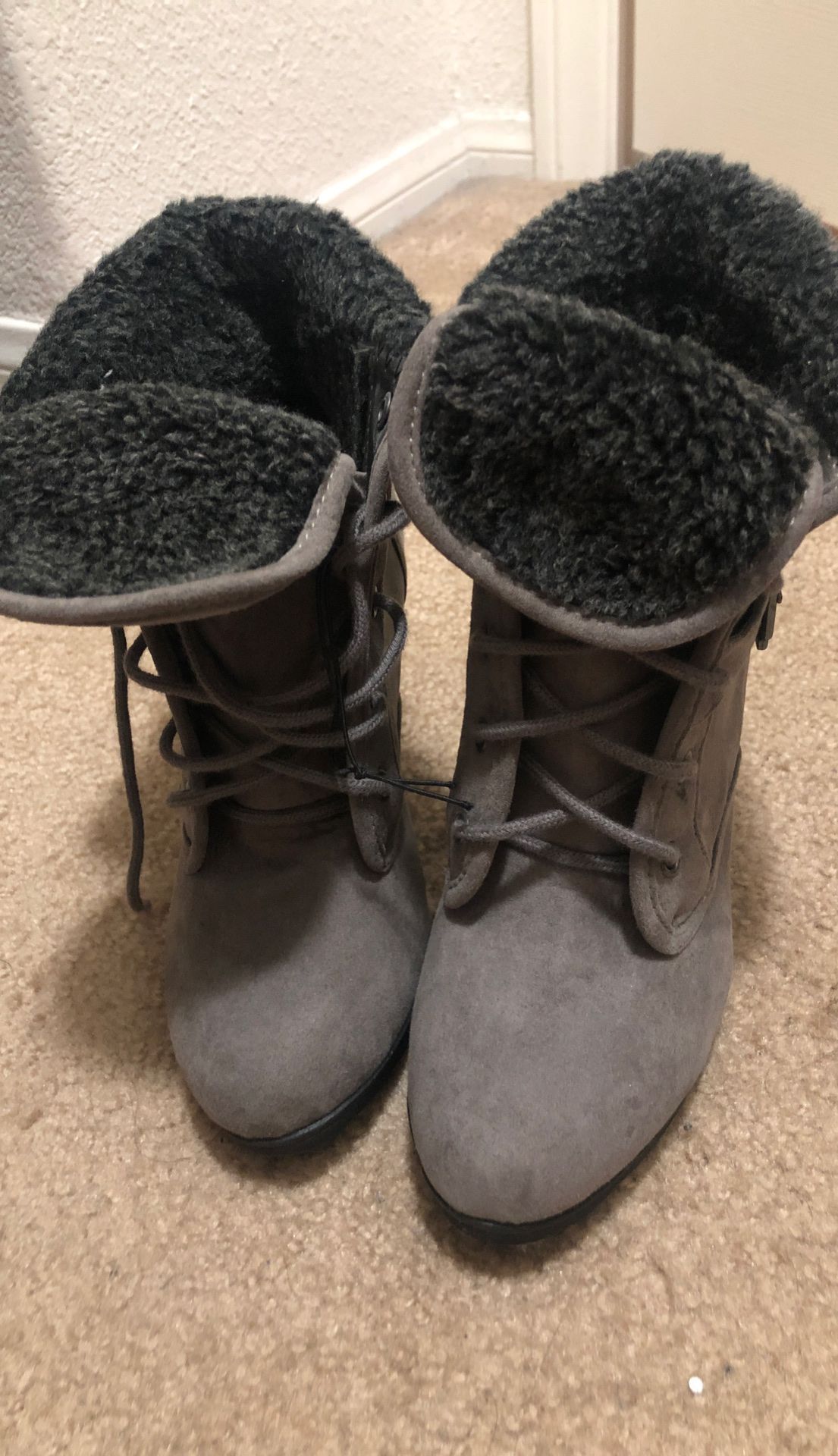 Women’s boot with heel size 5.5