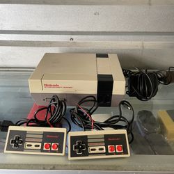 Vintage Nintendo NES Video Game Console (Read description)
