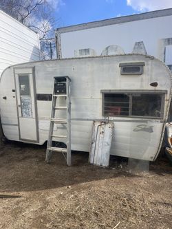 16 Foot White Vintage Camping Trailer $500