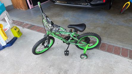 Invader Kids Bike + training wheels
