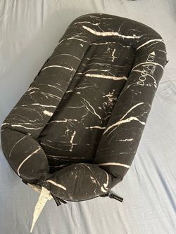 Deluxe dock-a-tot with black marble cover