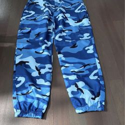 Women's lightweight cargo pants. Size L (32 inches waist)