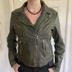 Dark green real leather jacket size L. Lined with silk. Brand: ArmA Well cared for and in perfect condition