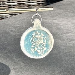 🌼 Pretty blue & off-white floral circle pendant made from a tile from the 1970s