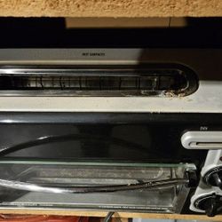 2 slices Hamilton Beach toaster oven.