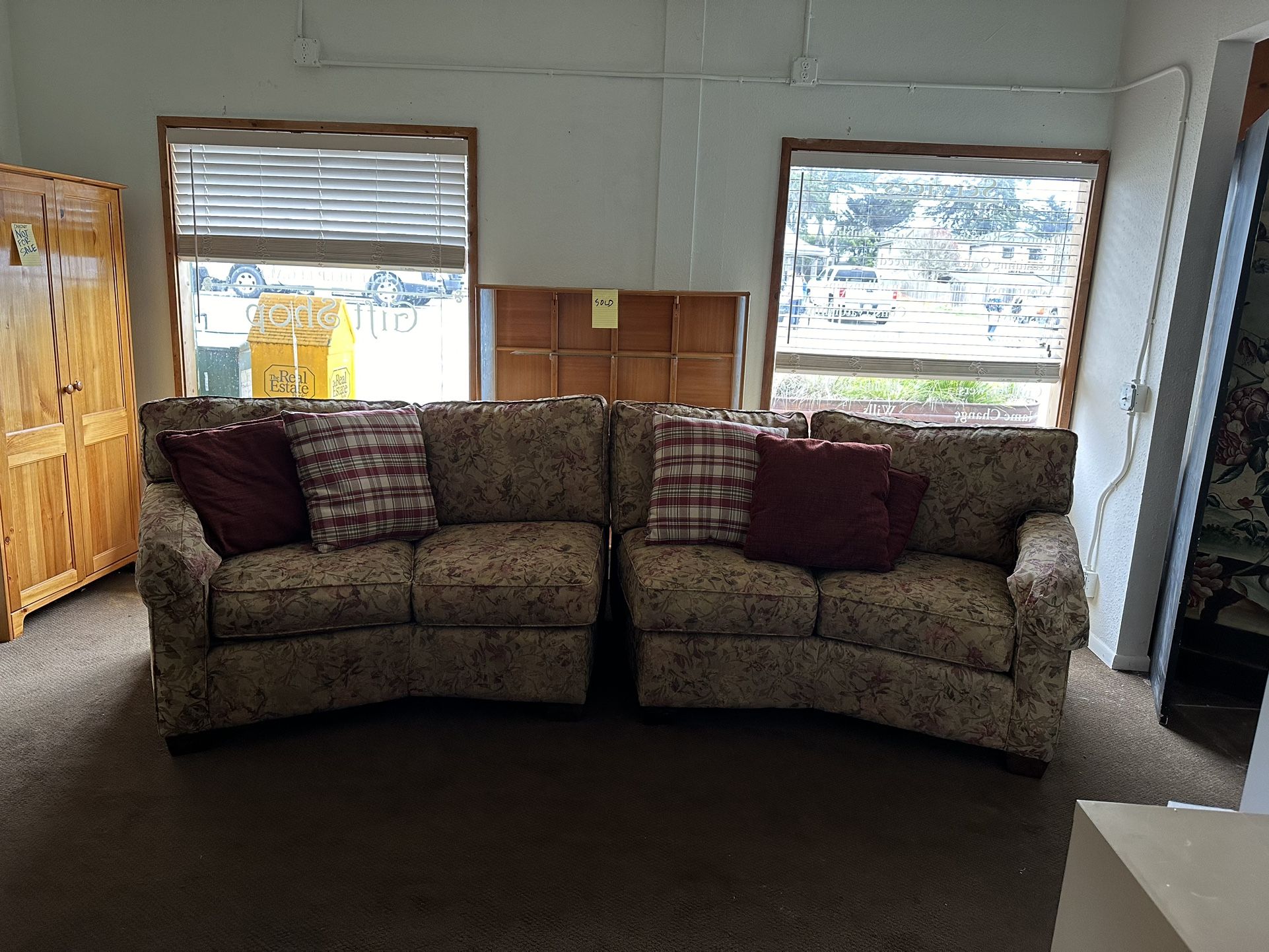 Comfortable Sectional Couch (2 Pieces) 