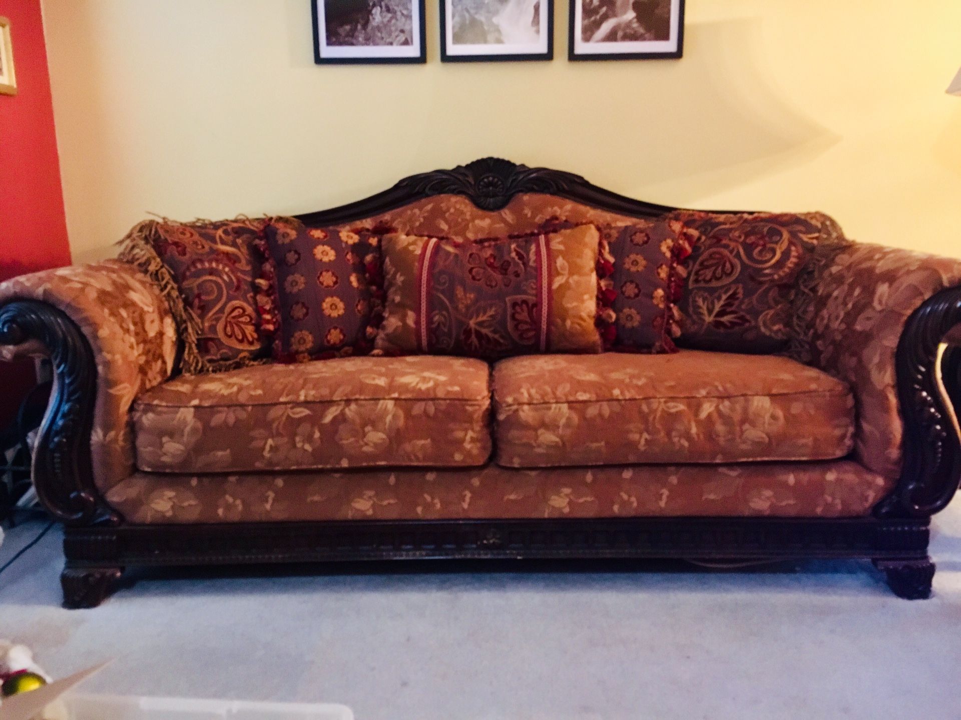 Gorgeous Traditional style Sofa set!