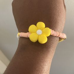 Yellow Daisy Charm Bracelet | Peach Heishi Beads, Gold Accents, Summer Jewelry