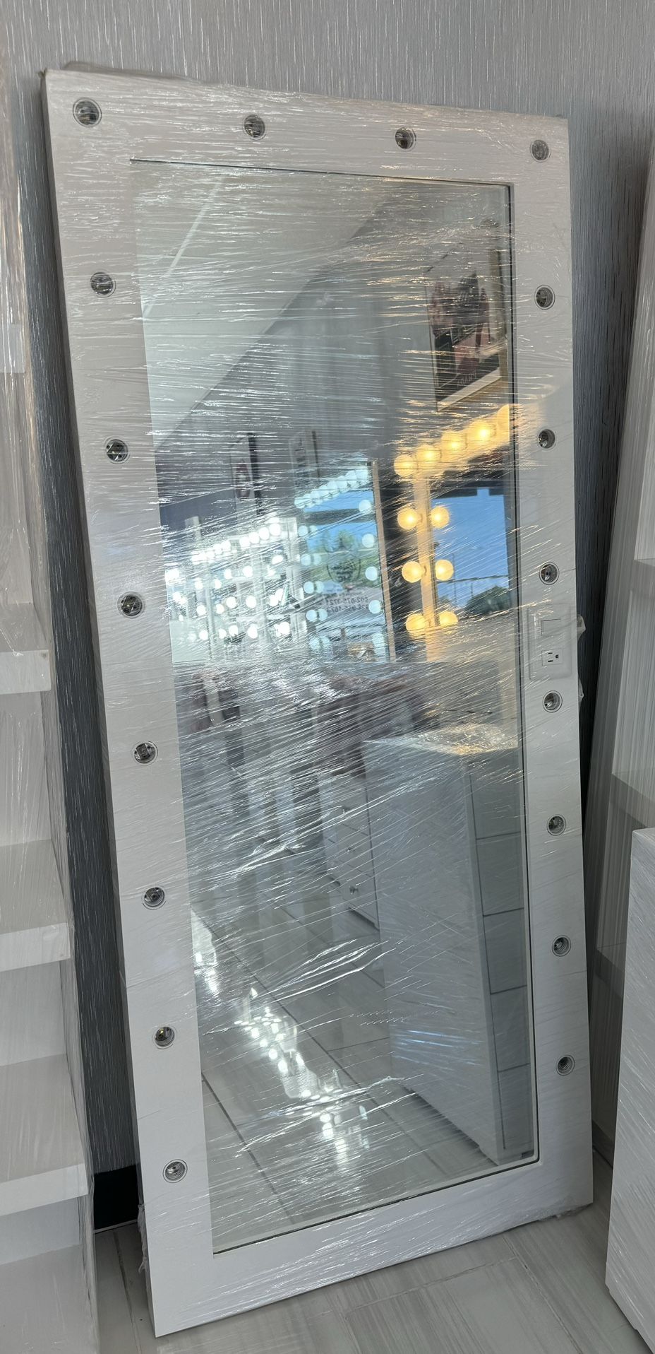 White Mirror/ Hollywood mirror