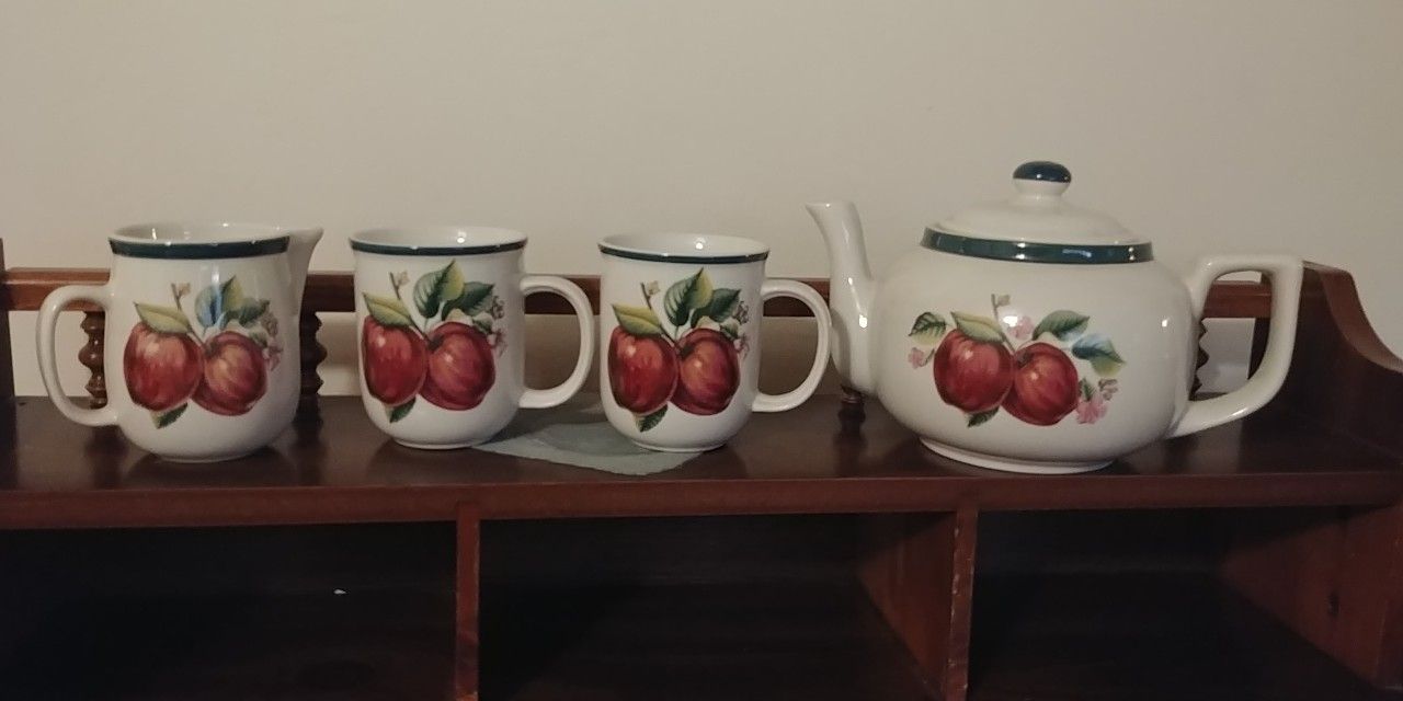 Tea pot ... With two mugs and creamer